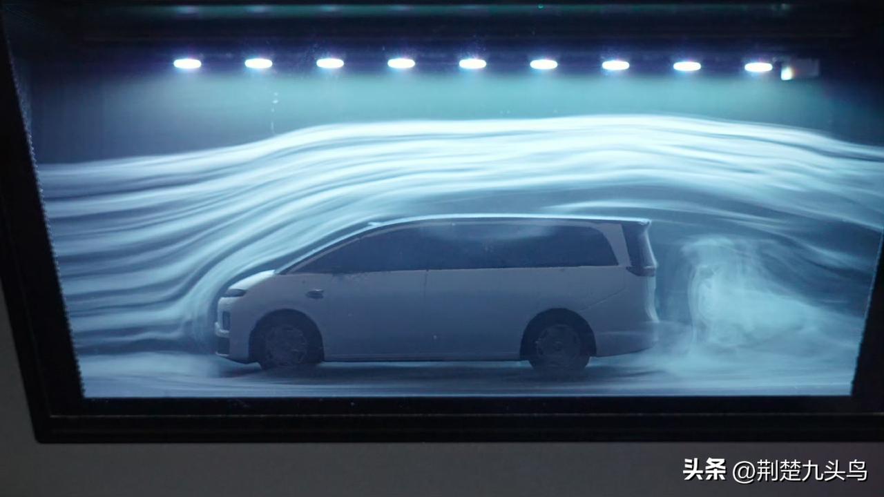 聊到 MPV，很多人脑子里第一反应就是天圆地方、端正稳重。这其实不奇怪，它符合大