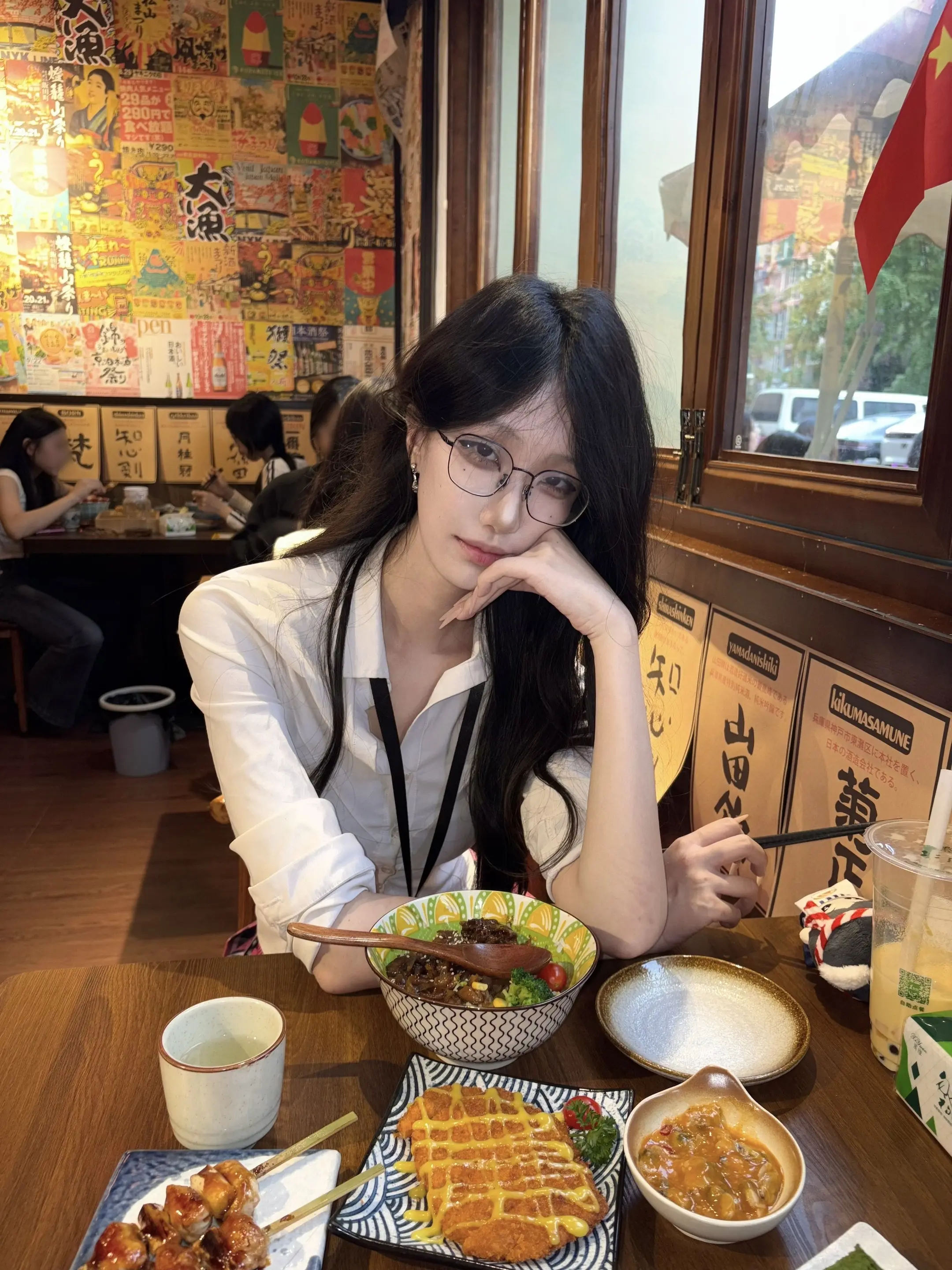 会不会有一天你躺在家里打游戏的时候突然冲进来一个酷似古见硝子的人对你说...