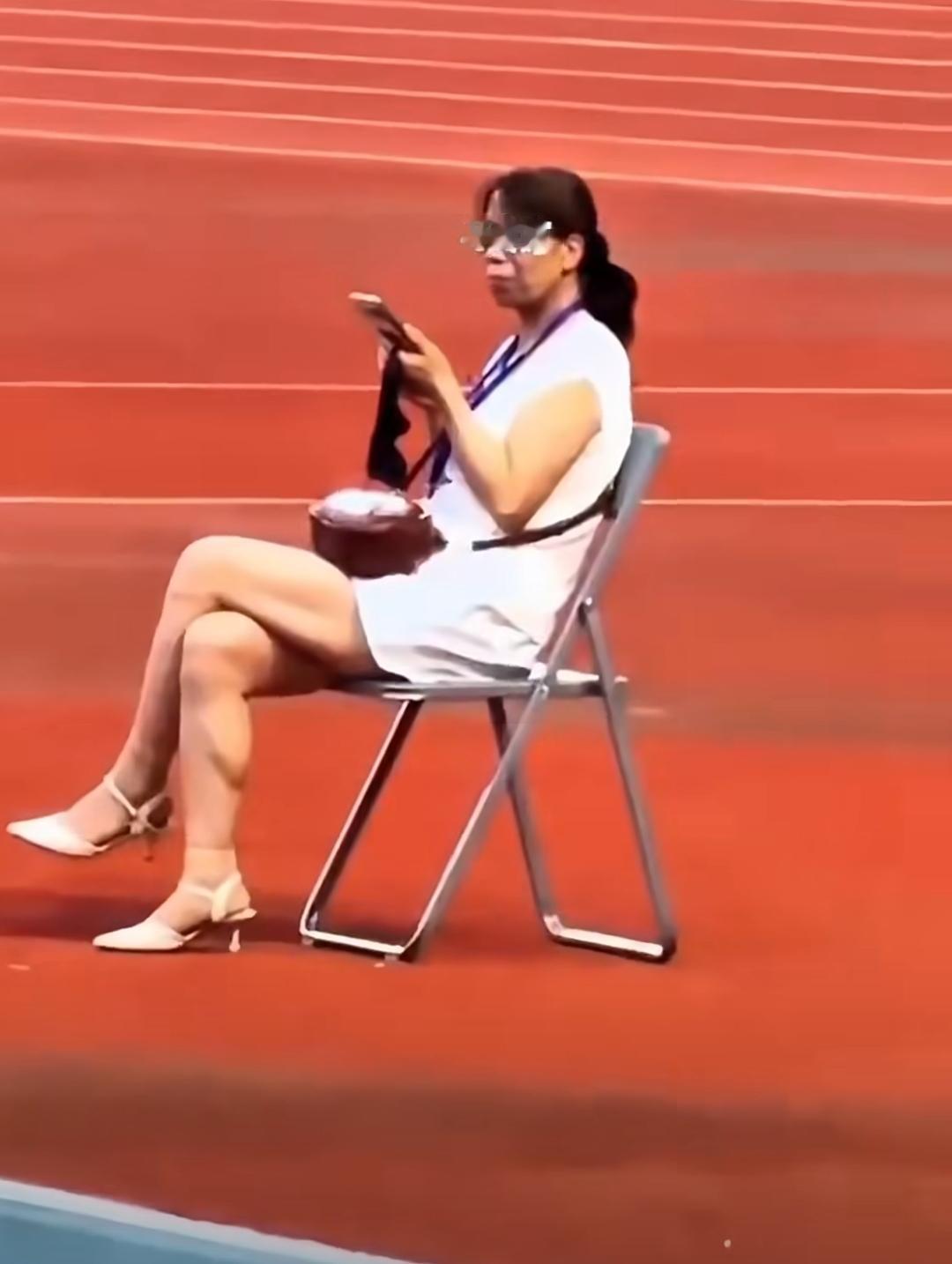 零容忍！
升国旗全程坐着刷手机，女子被开除、永不录用：这真的不冤
 事情发生在2