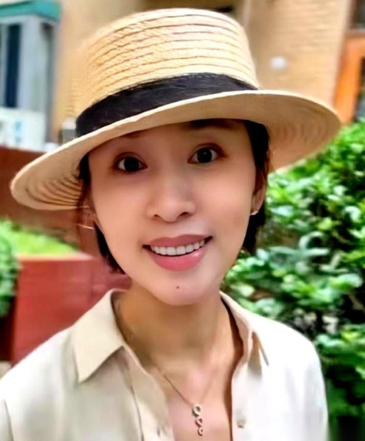 48岁的欧阳夏丹，从新闻联播的镜头里，消失了。
再出现时，她素着一张脸，坐在山西