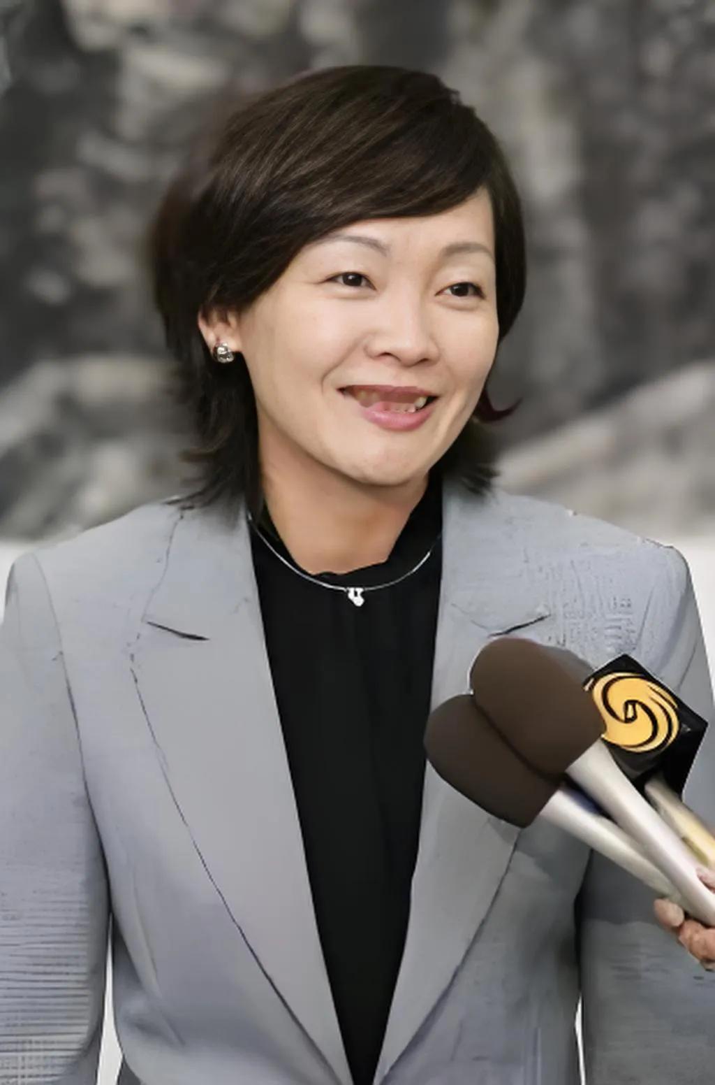 两年了，我还是很关心安倍夫人的情况，因为她既遭遇了丧夫，又没有子女，估计非常寂寞