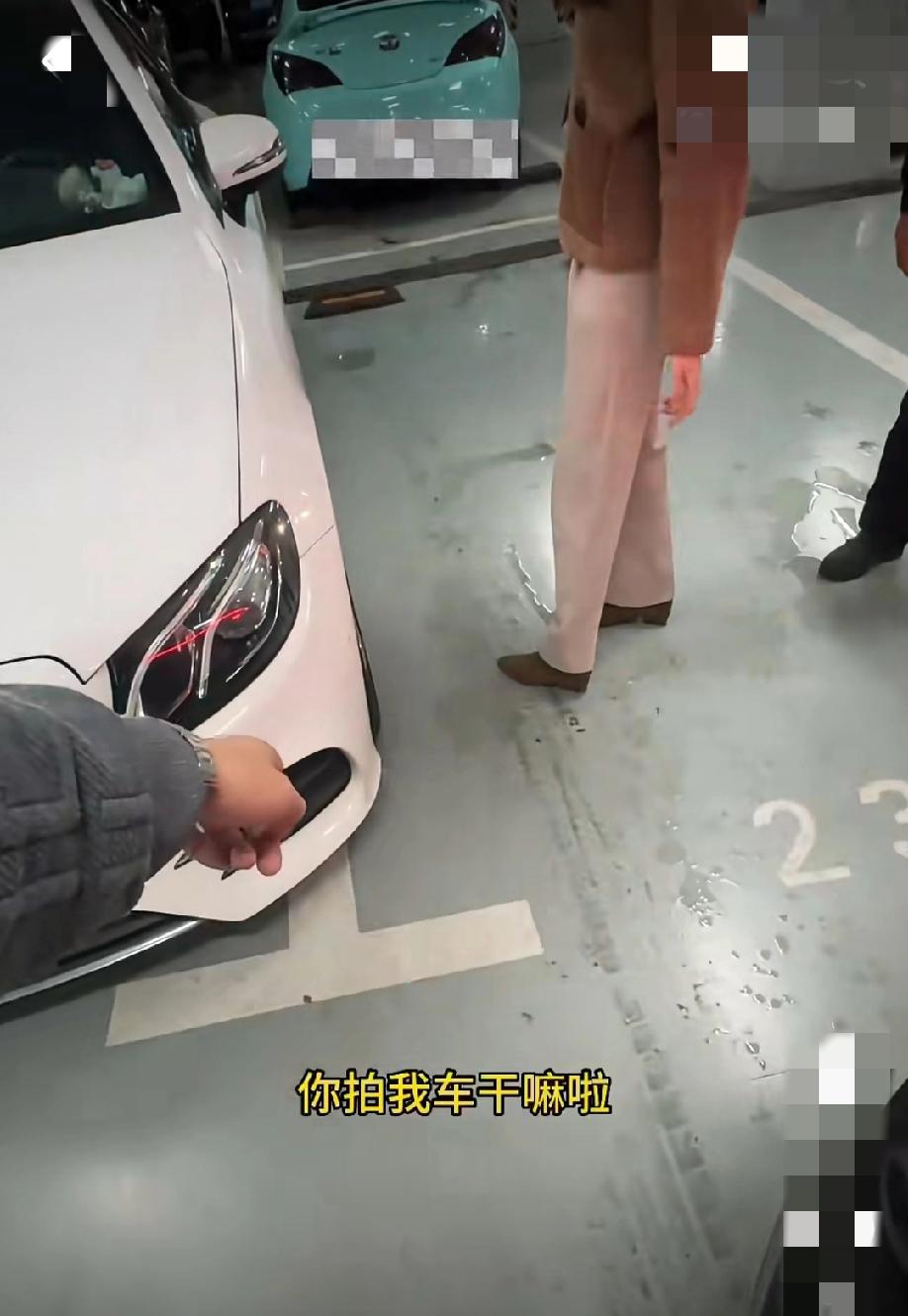 上海，奔驰女车主把车停成这副样子，不说压线吧，已经越过这个线了，打电话叫隔壁的车