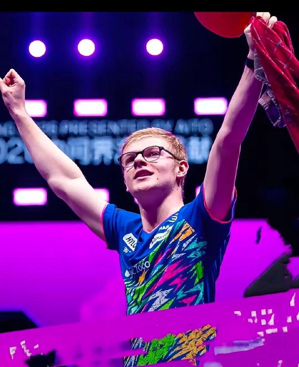 不得不说！小勒布伦对国乒男队威胁最大，理由有三：

1. 小勒布伦的直板打法独树