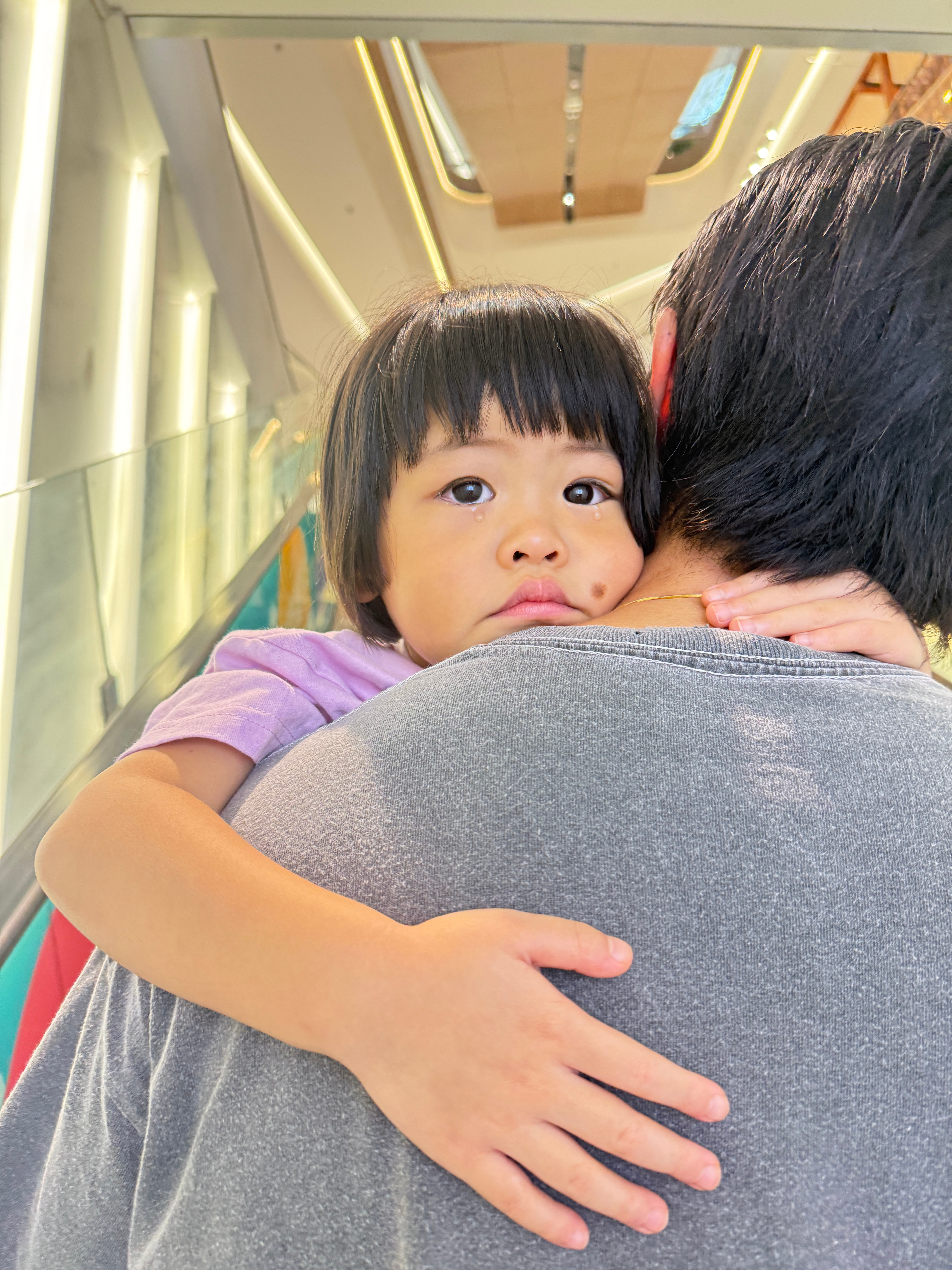 昨天还说幼儿园令她上瘾今天通知她明天上幼儿园就这样了 ​​​