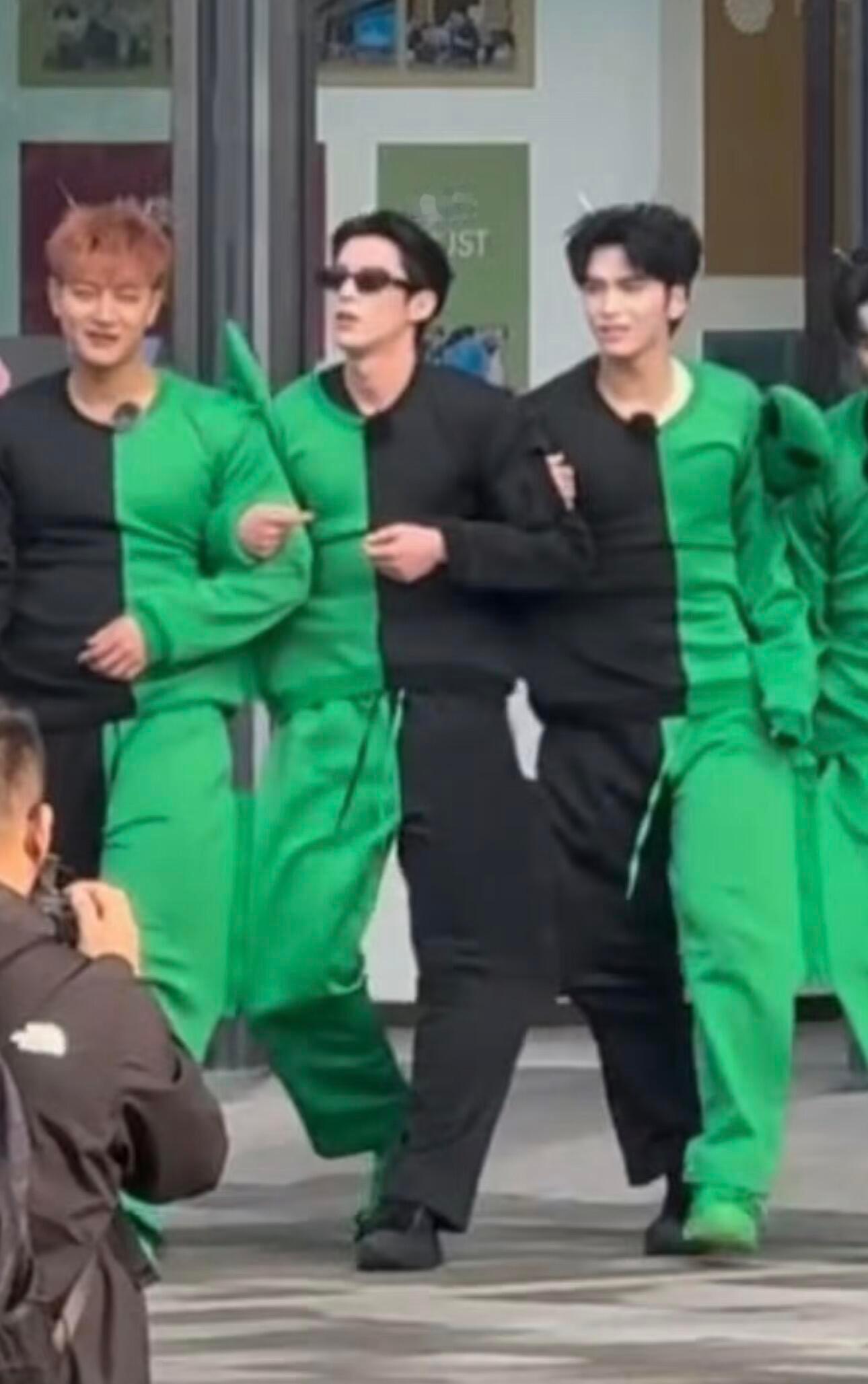 救命了王鹤棣连体衣和时宴撞色了王鹤棣和时宴一个色儿了