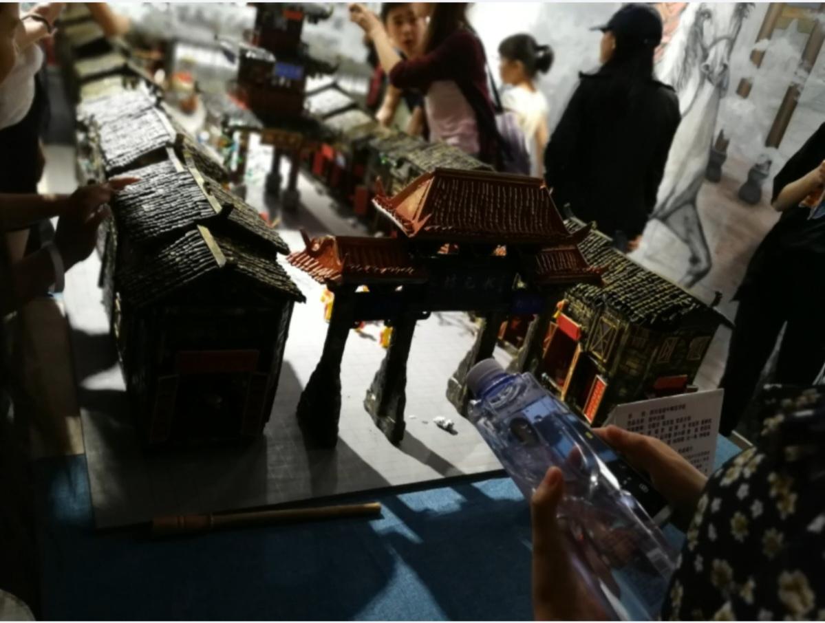 少儿美术作品展，展出的都是小学生和幼儿园学前班少儿的美术作品，当然，肯定都有指导