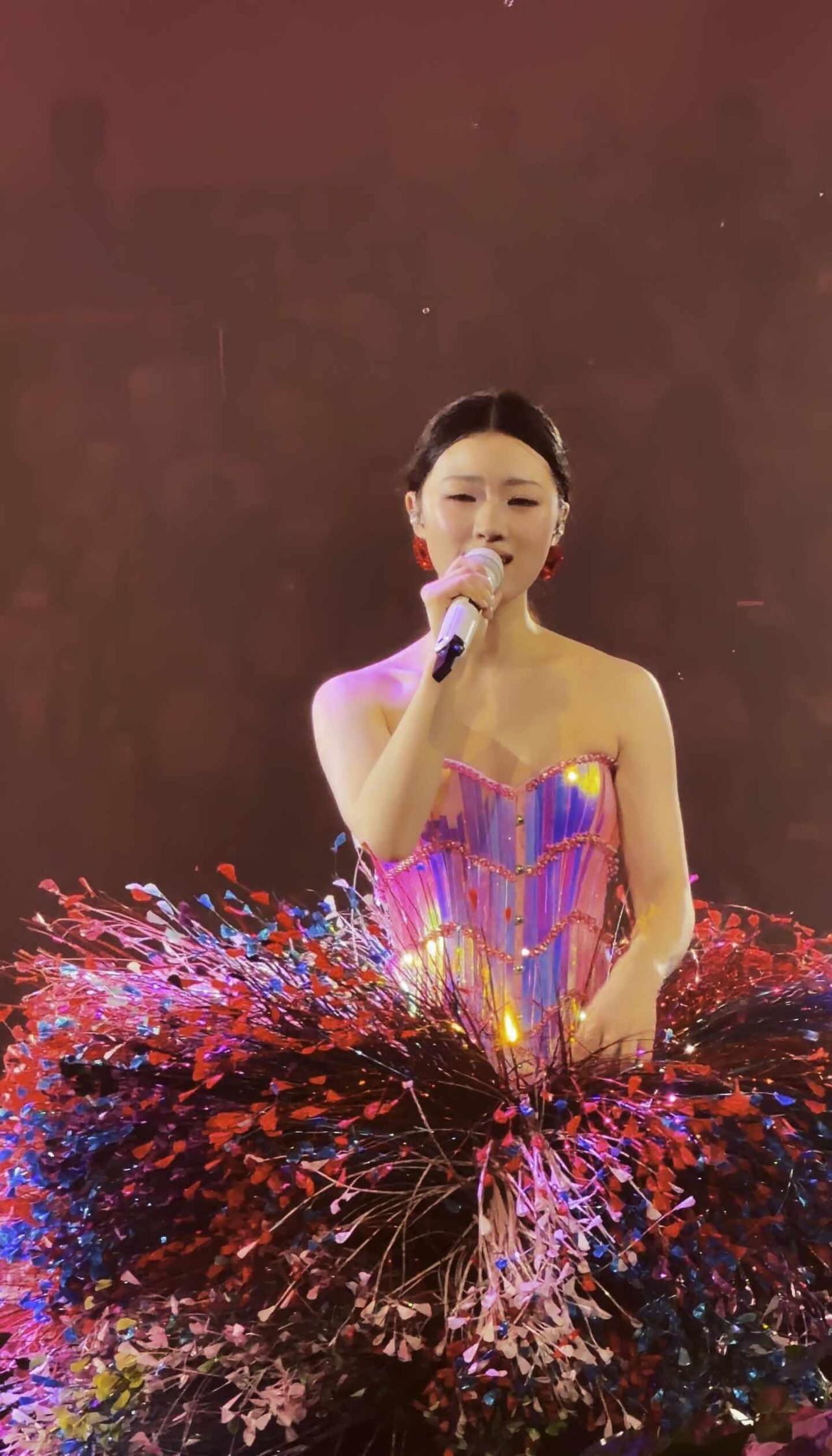 记忆里面漫天飞雪的城楼 西安吗🎤
扭腰把自己逗笑了也太萌惹
单依纯 单依纯纯妹