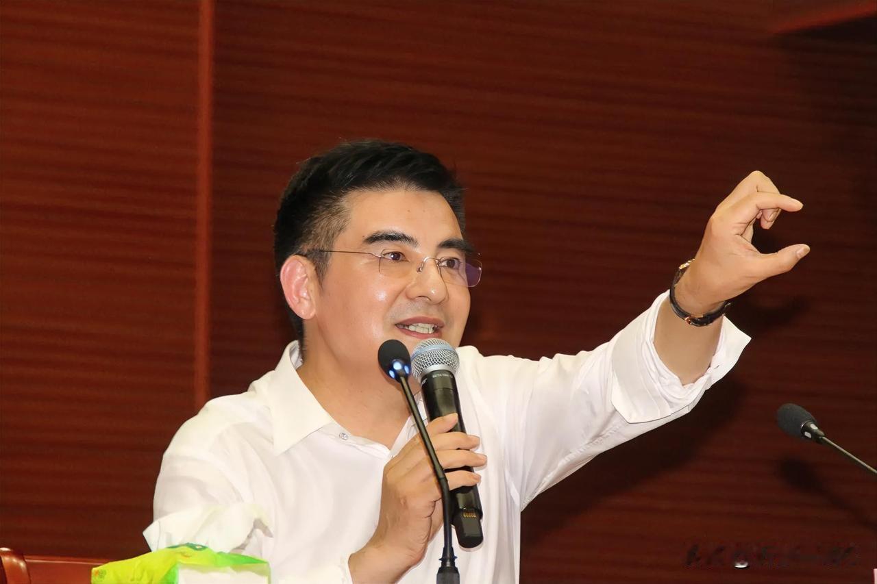 陈光标说:“人心都坏了，我帮助过的人，百分之九十不懂得感恩”！
陈善人这句话说的