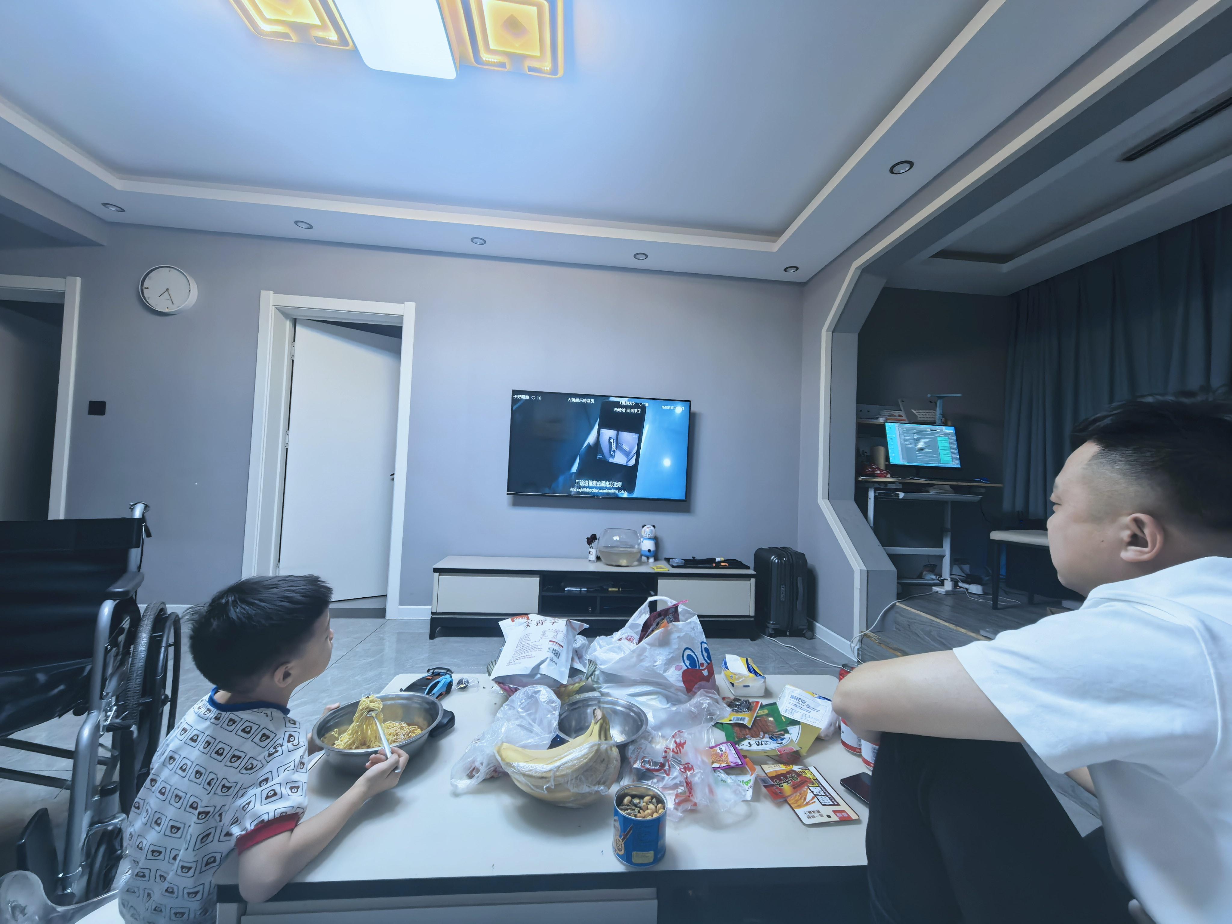 此刻幸福两个字具象化。无关荣华富贵，此情此景就足够。