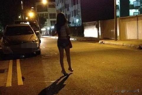 浙江台州，35岁男子在路边遇到一个招揽生意的女子，和她一起去出租房交易，因为男子