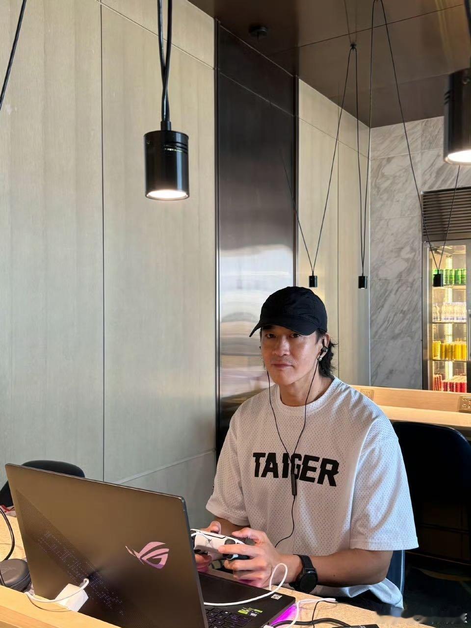 何润东面对粉丝要求主打一个听劝何润东直播从老年机变高帧率了 何润东听劝体质太可爱