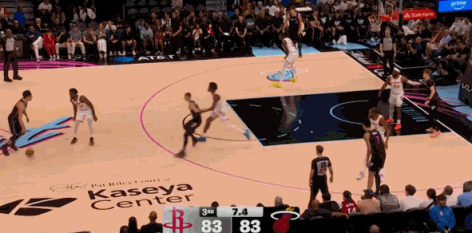 真不怪乌杜卡说你！
火箭和热火第三节结束前战至83平，最后一个回合热火队球权。