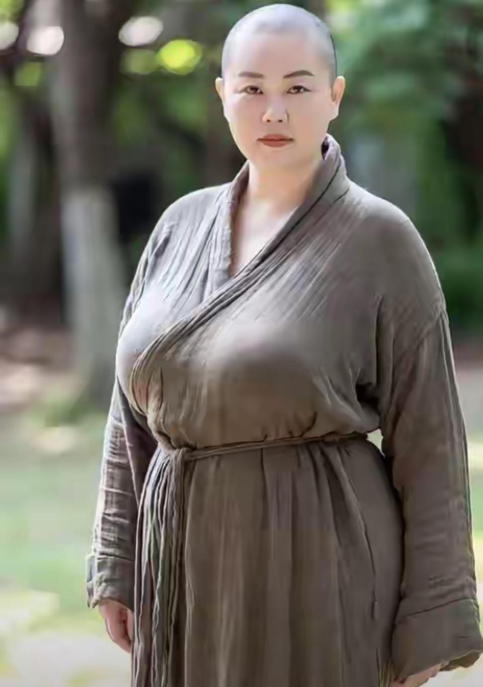 林间风动，落叶纷飞间，她静立如石，僧袍被风掀起一角，却不见分毫晃动。这便是江湖中