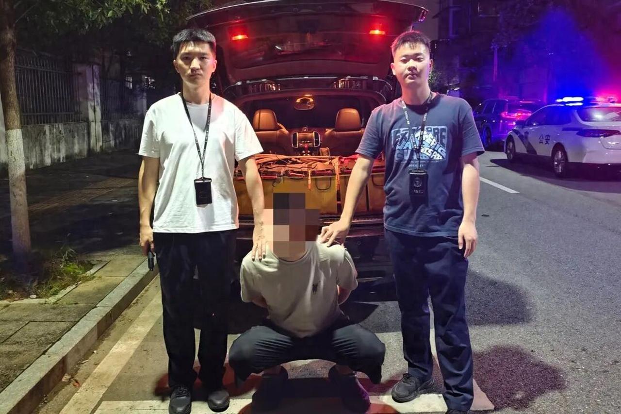 开保时捷却偷电瓶，退赃就能没事吗
 
大家好，我是安剑律师事务所周兆成律师。
 