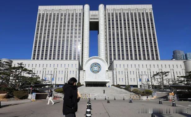 8日消息，随着韩国三大特检起诉，近期韩国司法领域迎来多起内乱核心案件的关键节点，