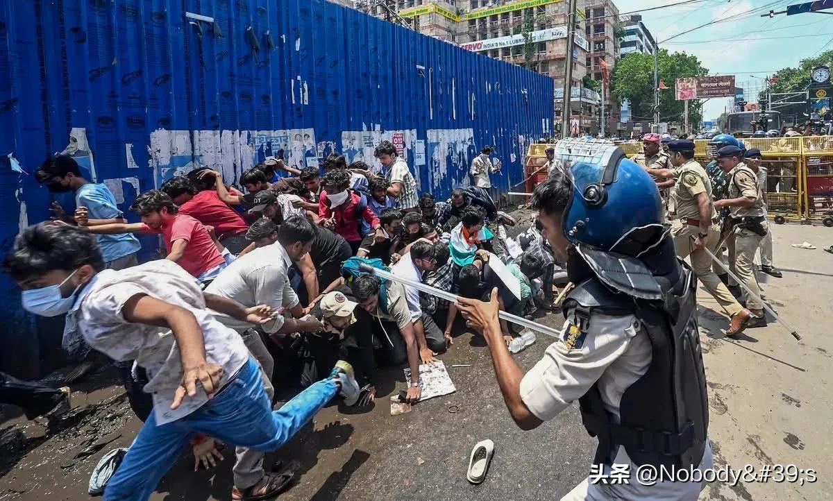 大家都热情高涨，相互关爱暖心相助正能量 对世界保持热忱 人太多了真热闹