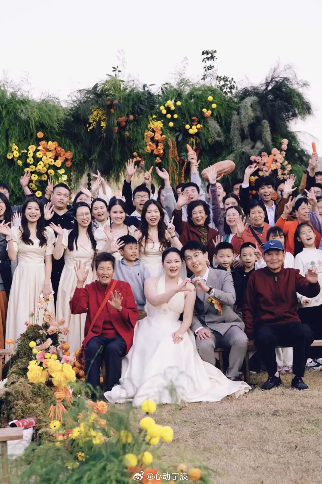 宁波姑娘2万元办婚礼惊艳全场 宁波95后姑娘黄佳蝶用2万元打造蔬果婚礼，以南瓜、