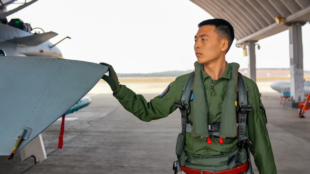 南部战区空军航空兵某旅一批飞行学员迎来了他们特殊的“成人礼”——完成歼-10战斗