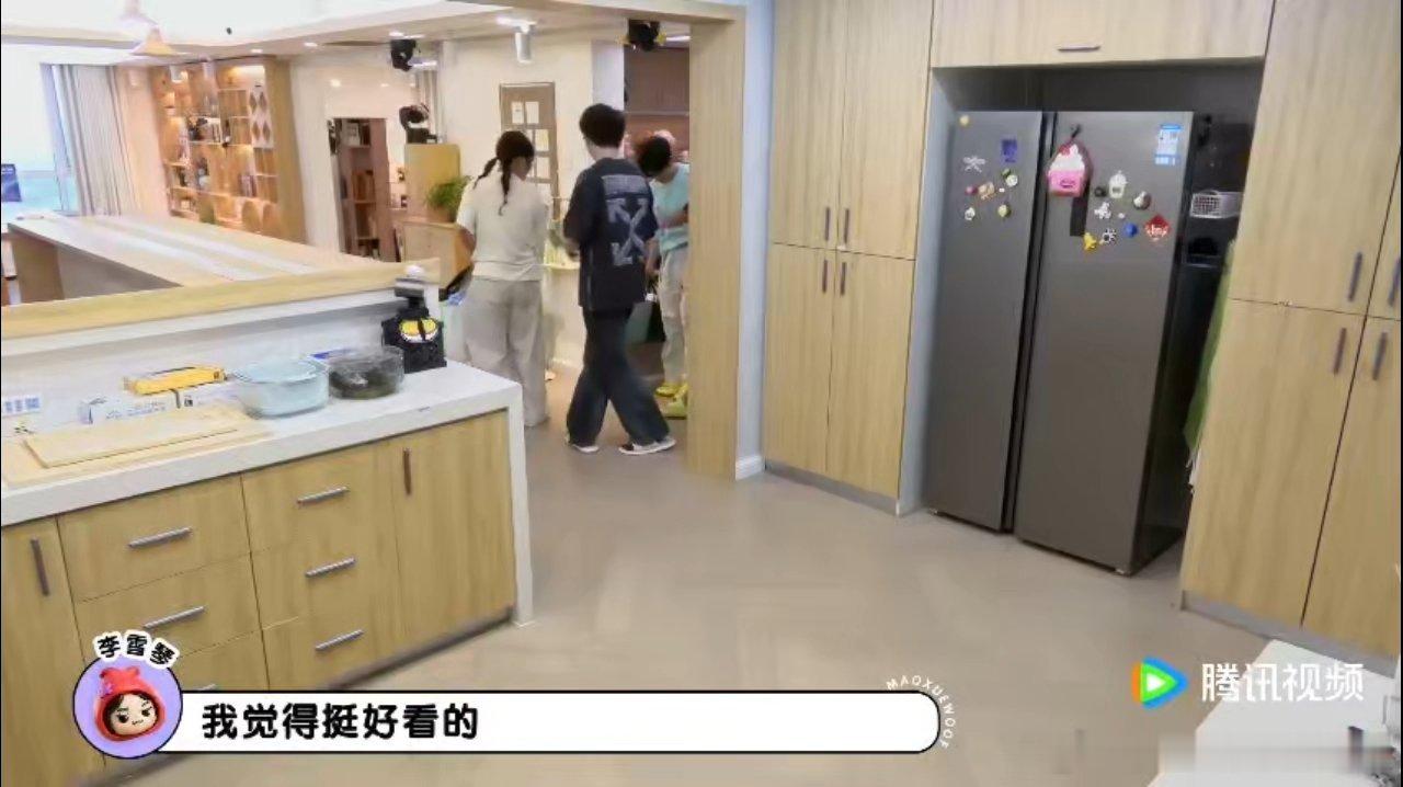 简单的互动尽显日常，李雪琴刚和瞿颖碰面就被裤子吸引，大方开口索要链接，瞿颖欣然答