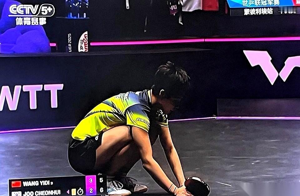 我跟你说，王艺迪那一拍子下去，好家伙，直接把人家韩国姑娘给抡地上了。
当时我心里