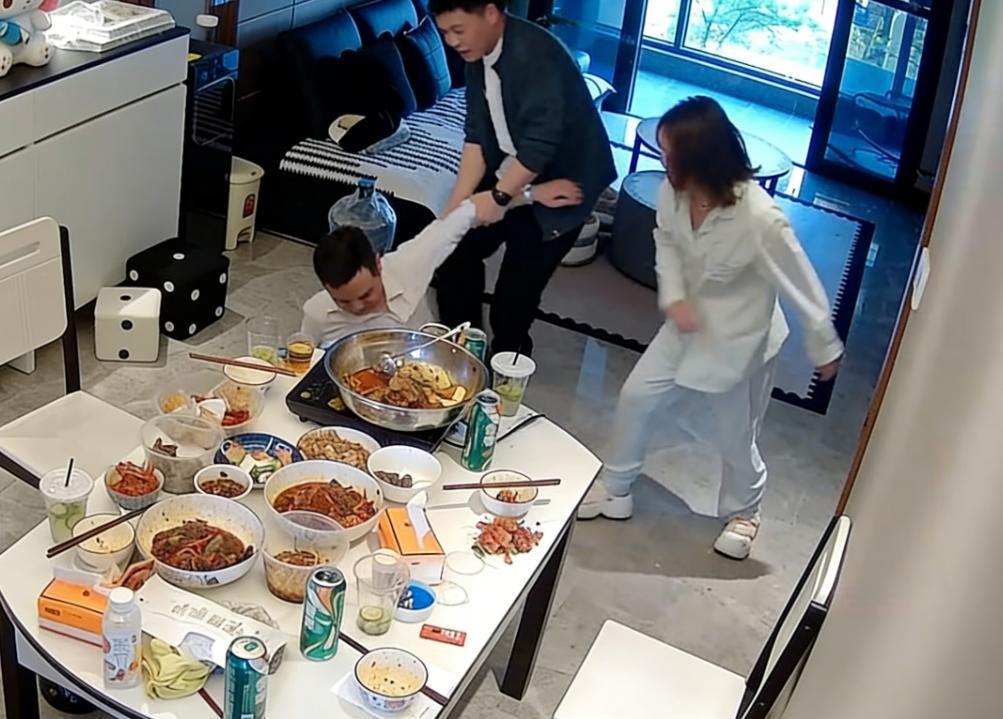 那天她刚加完班回来，躺床上还没十分钟，客厅就坐满了人。酒瓶堆在餐桌角，笑声往卧室