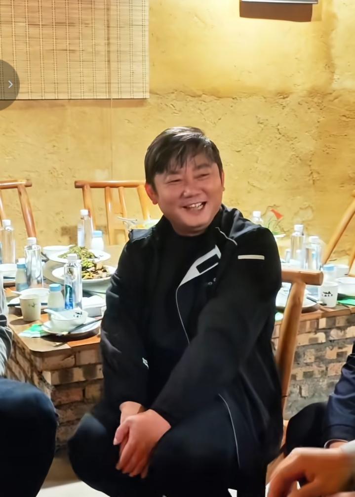 张雪回家乡挑战“摩托水上漂”，麻阳准备了6头猪办刨汤宴，招待远道而来的摩友。这件