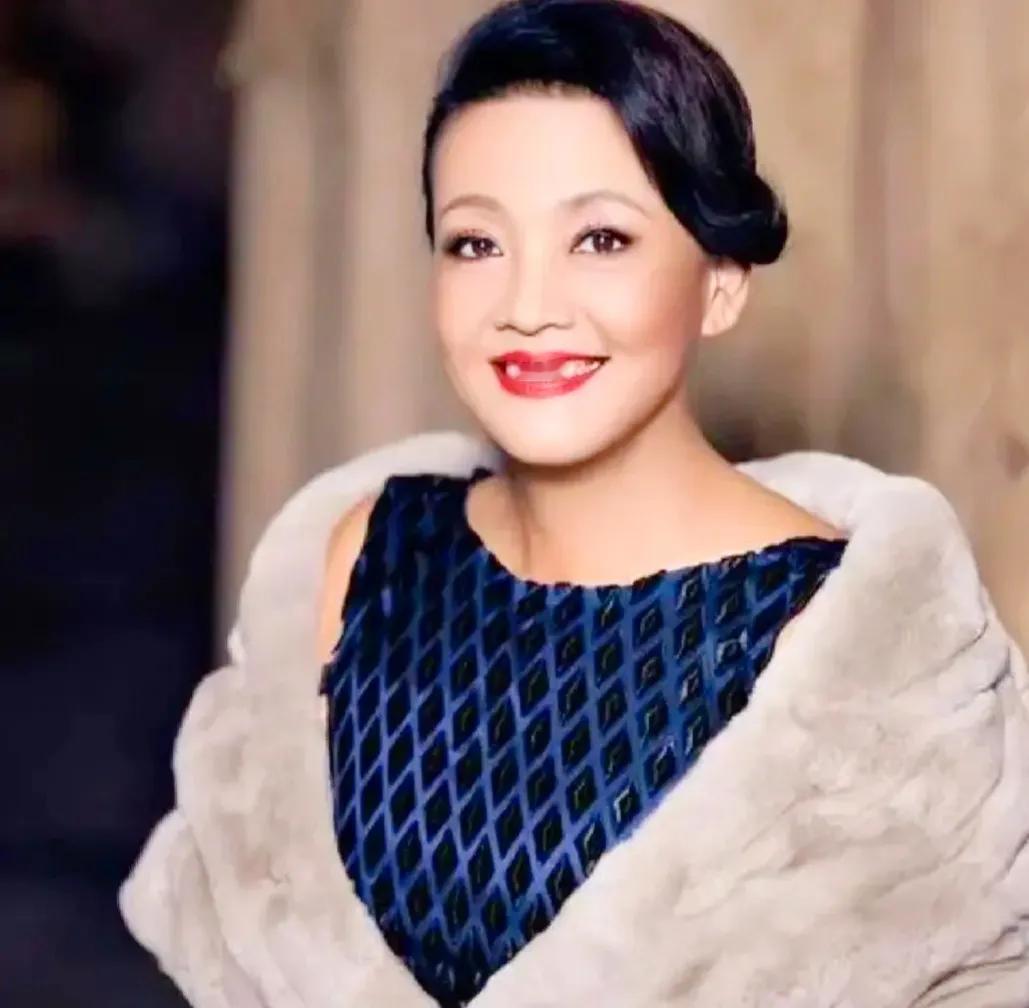 在那片风起云涌的舆论场上，张兰如同一株傲立于风霜中的寒梅，以她独有的坚韧与不屈，