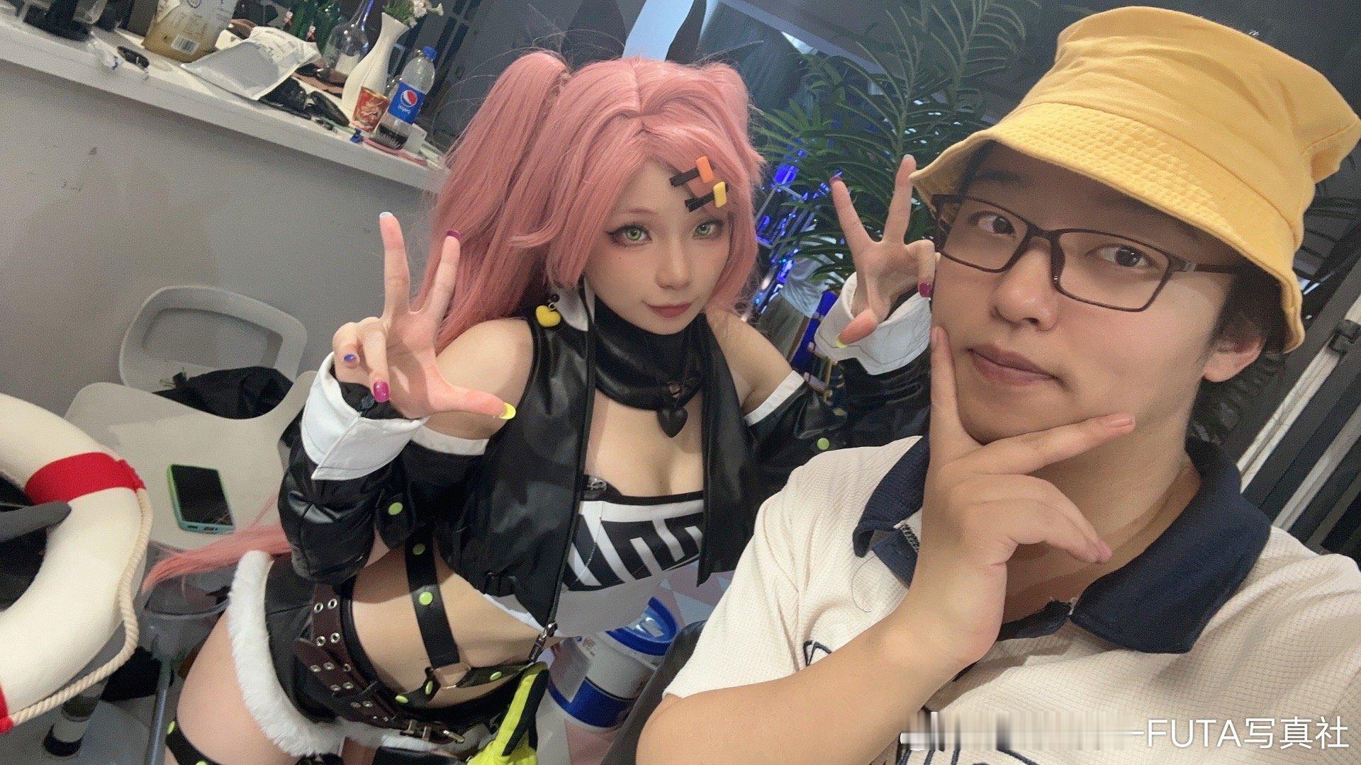 #cosplay[超话]# 今天的妮可小可爱. 很酷很好很美.箱子还是小蝶自己做