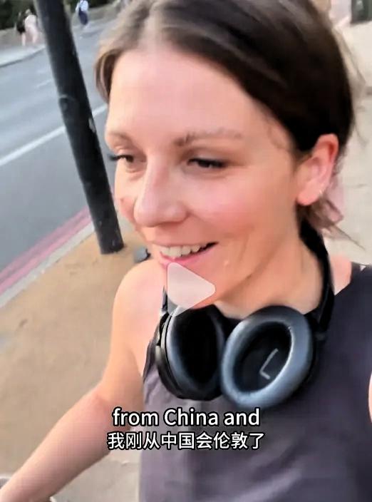 笑喷了，一英国女子觉得成都太热，就坐飞机回英国伦敦去了，没有想到的是，一下飞机，