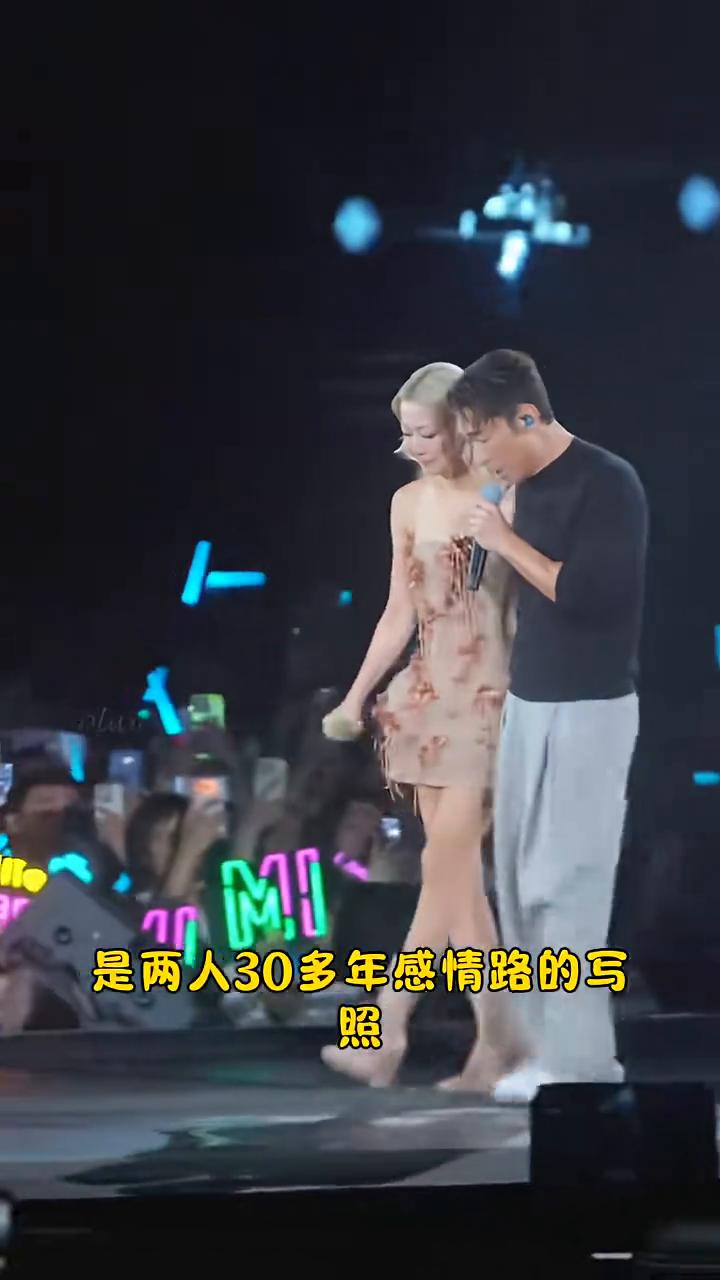 香港启德主场馆演唱会上，郑秀文、许志安全程十指紧扣，深情对唱了定情曲《其实你心里
