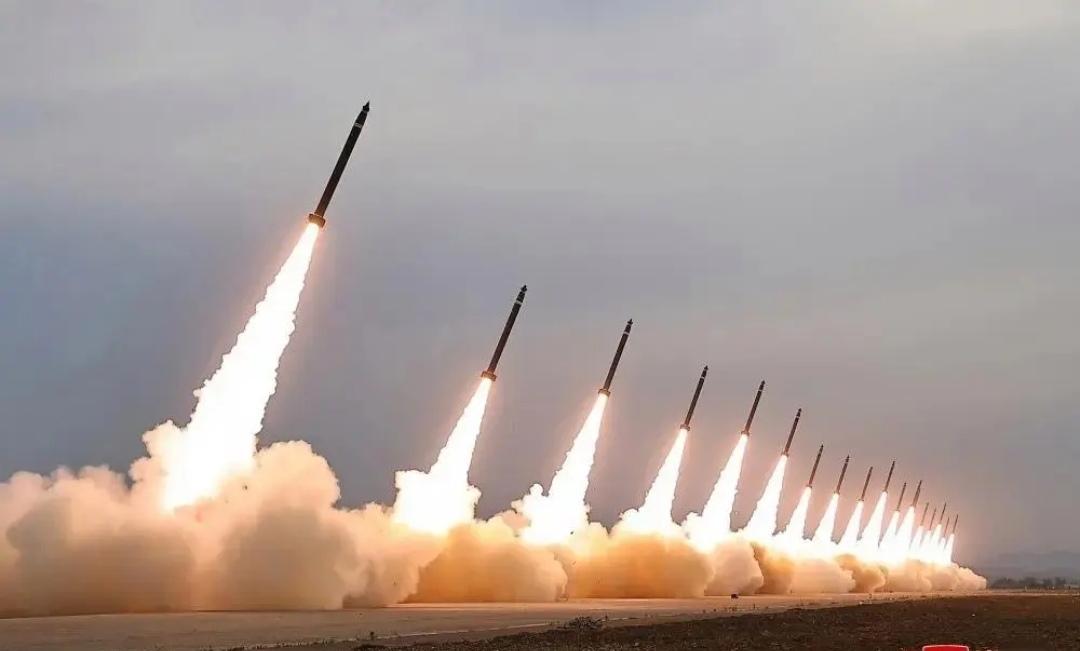 1990年的第一次海湾战争中，美国出动1900多架飞机，6艘航空母舰，以及34个