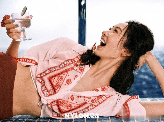 向涵之｜张艺凡 尼龙四月刊 好有氛围感的一组图啊！“一柔一灵”两种截然不同性格的