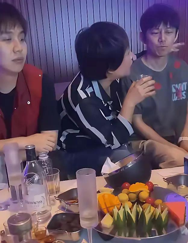 何炅老师这么大的腕儿也和普通人一样，私下也得陪伴女大佬一起喝酒，女大佬直接把手搭