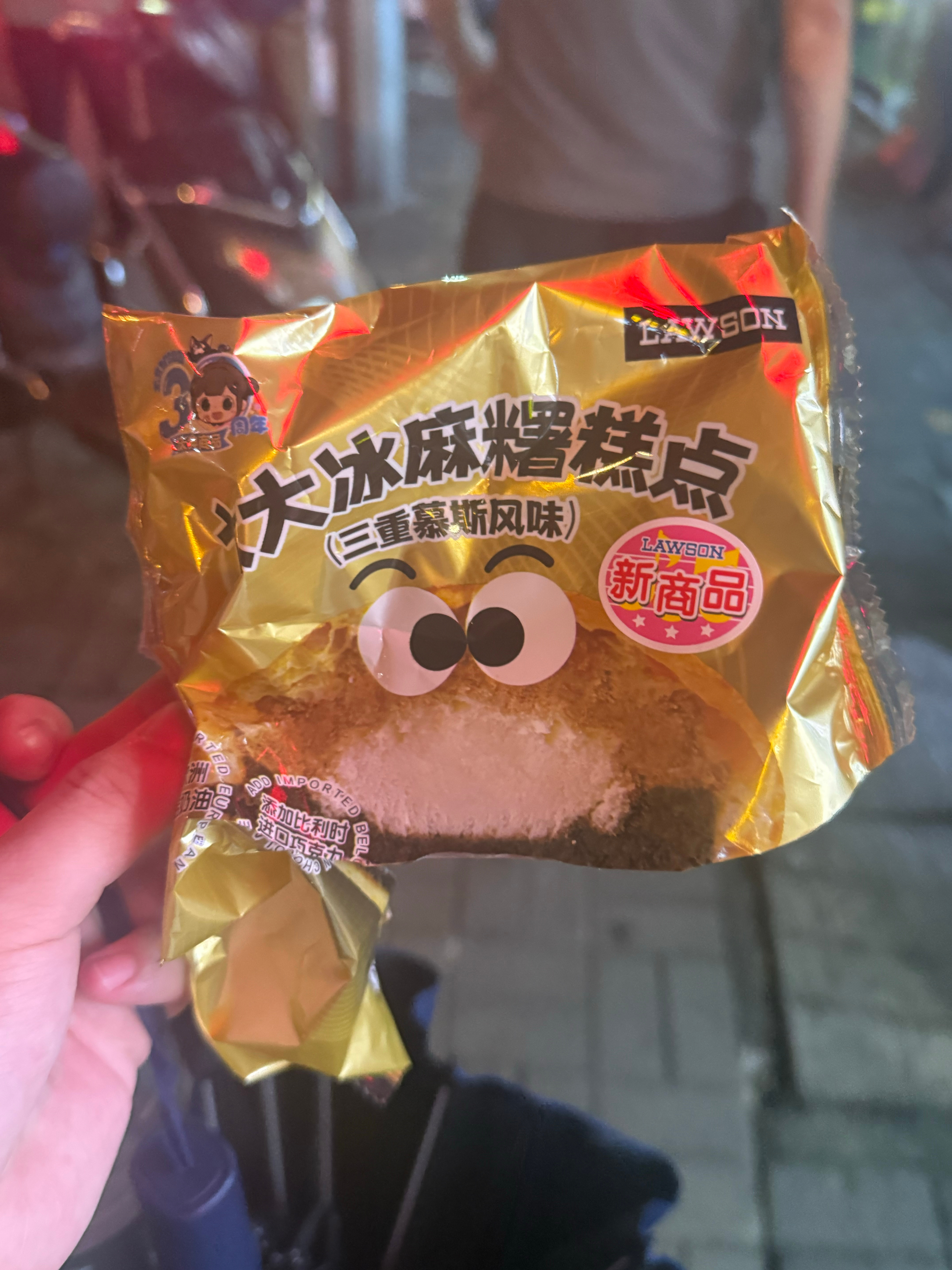 这个不错，巧克力味很浓，不过也有可能是因为我太饿了就觉得很好吃呵呵。。。。 