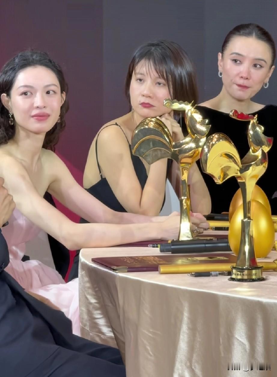 其实钟楚曦就是一个没心没肺的女孩，所谓C位其实她也不知道，她就是想找个熟悉的人站