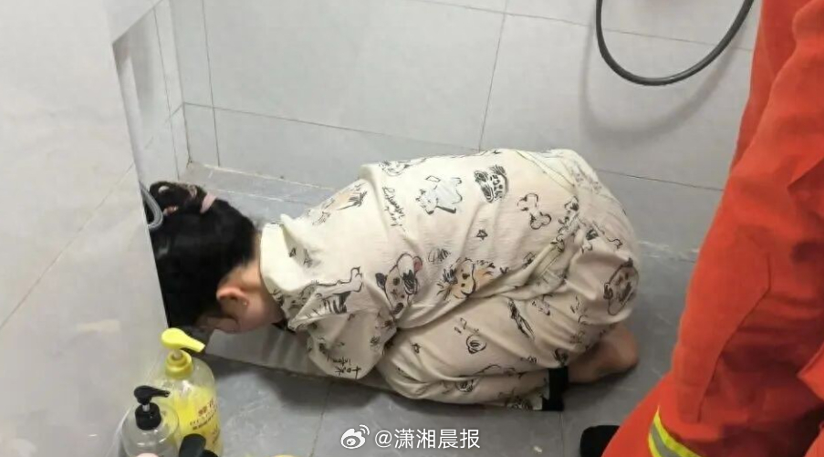 【#女子捡掉入厕所的塑料瓶被卡手#】3月31日晚，消防支队指挥中心接到报警称，广