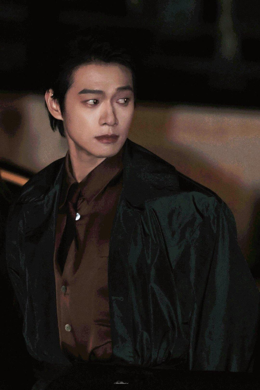 魏大勋出个国帅成这样救命！魏大勋出个国怎么帅成这样了，每一个镜头都亮眼吸睛，状态