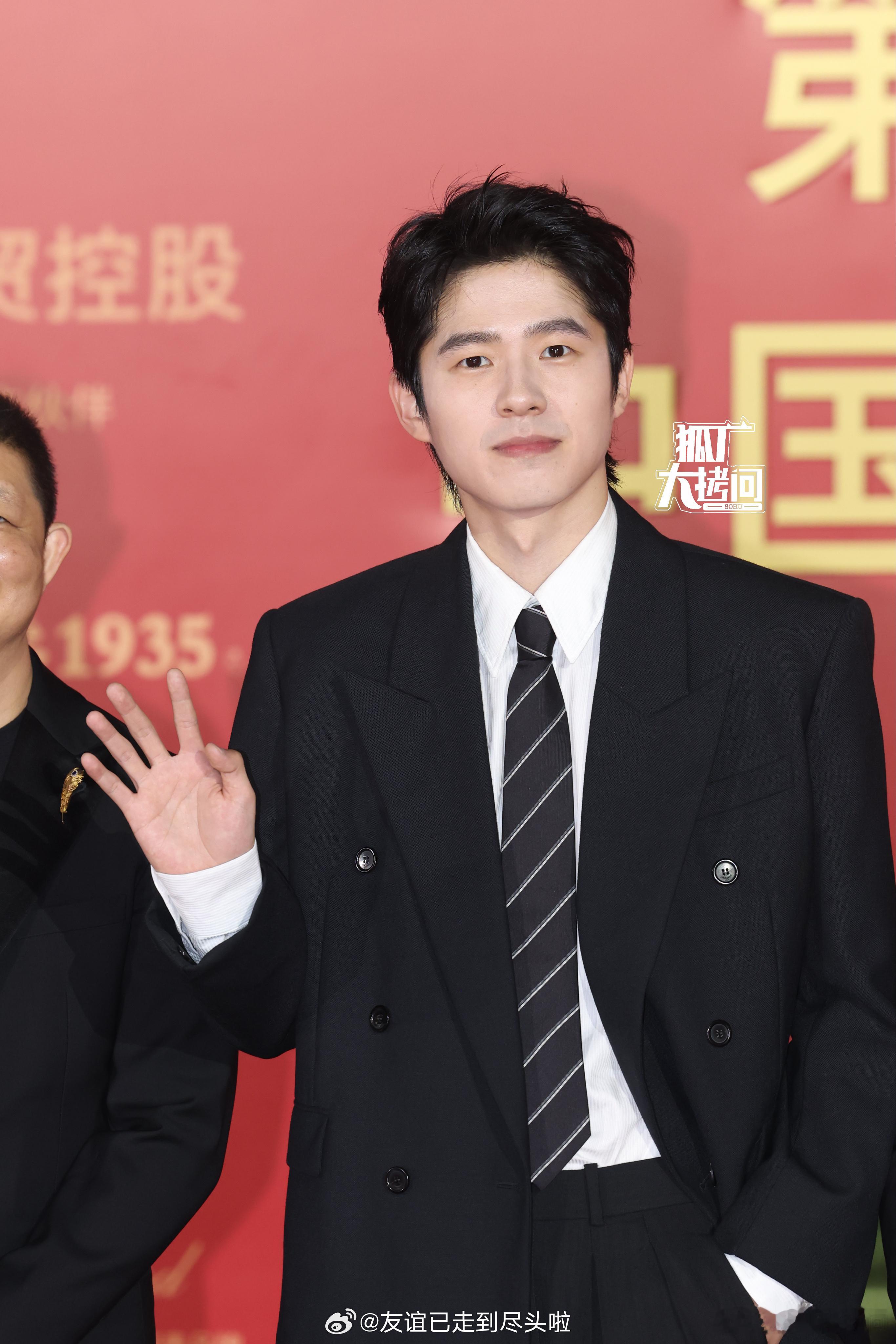 刘昊然是不是发腮了？今天的金鸡奖红毯vs去年的上影节红毯，没有之前有少年感了。。