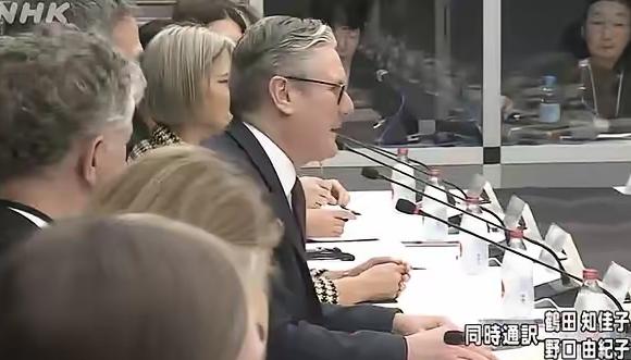 1月31日晚，斯塔默抵达东京，与高市早苗进行会面。

NHK播出的画面显示，他神