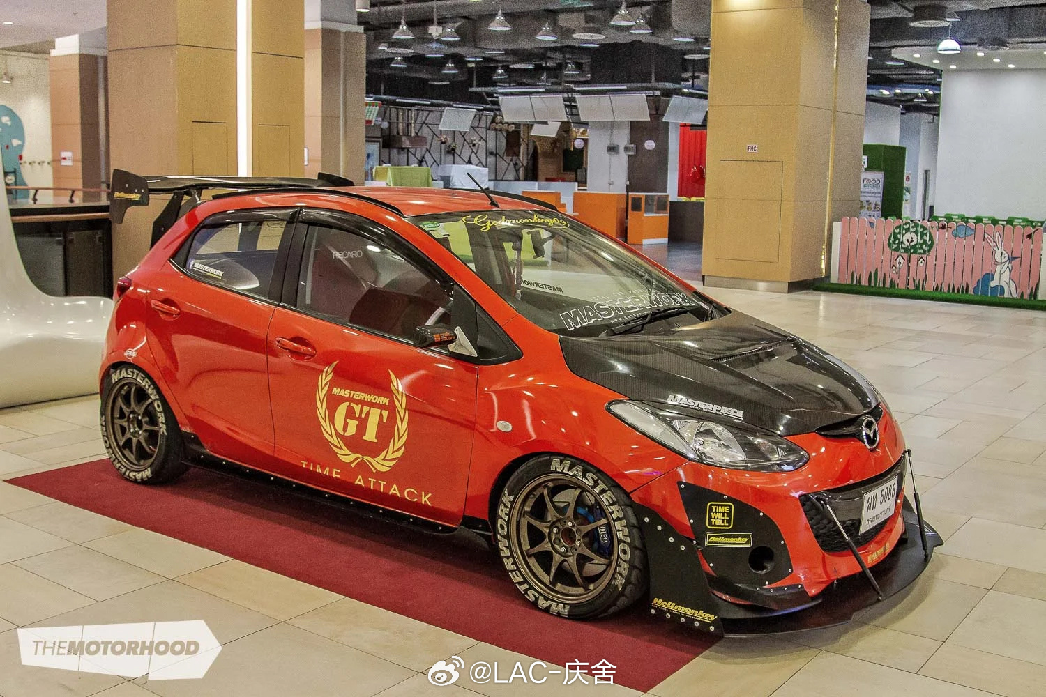 泰国的汽车改装也是别有一番风味，在大街上能见度很高。爱车的小伙伴们去玩时可以留意