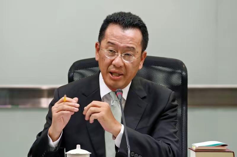 岛内当局负责防务的顾立雄公开表示，当局正密切关注对岸军方的人事变动。
顾立雄强调