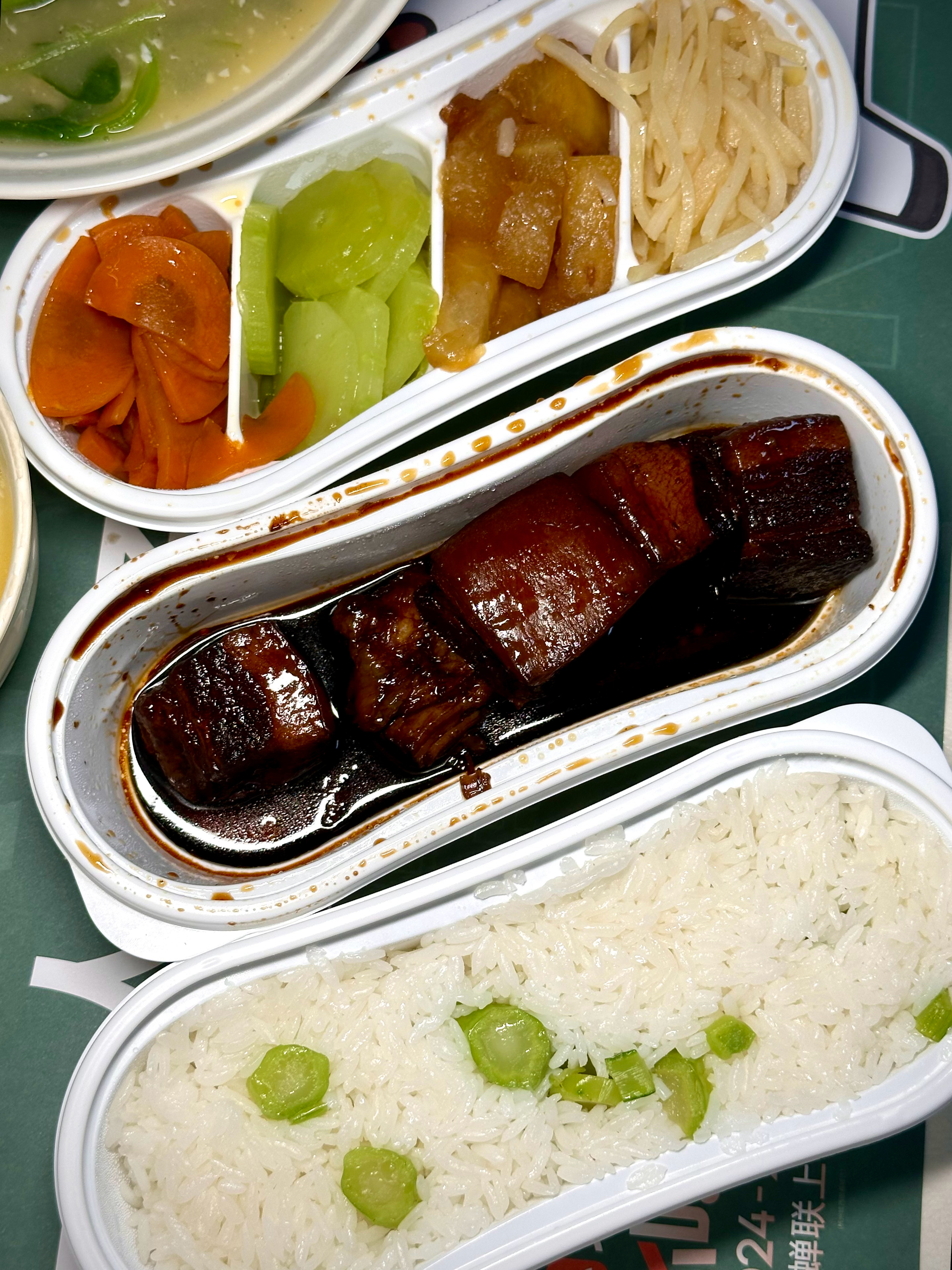 美食  拆了一盒甜甜的白杨梅 早餐被粽子承包  今天吃衢州辣肉粽咸蛋黄都用来做豆