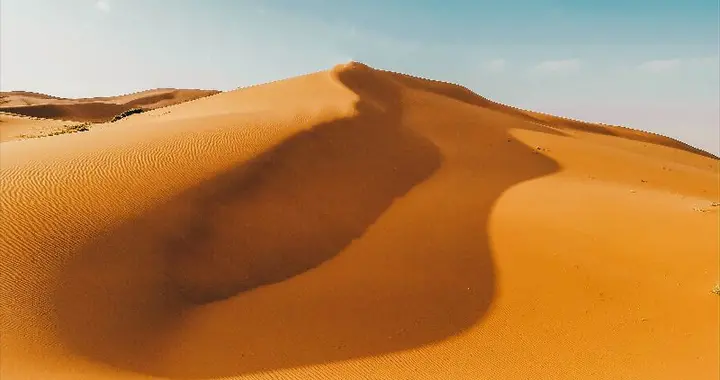 |中国最美六大沙漠！荒无人烟的沙漠，深处却有风光旖旎的湖泊