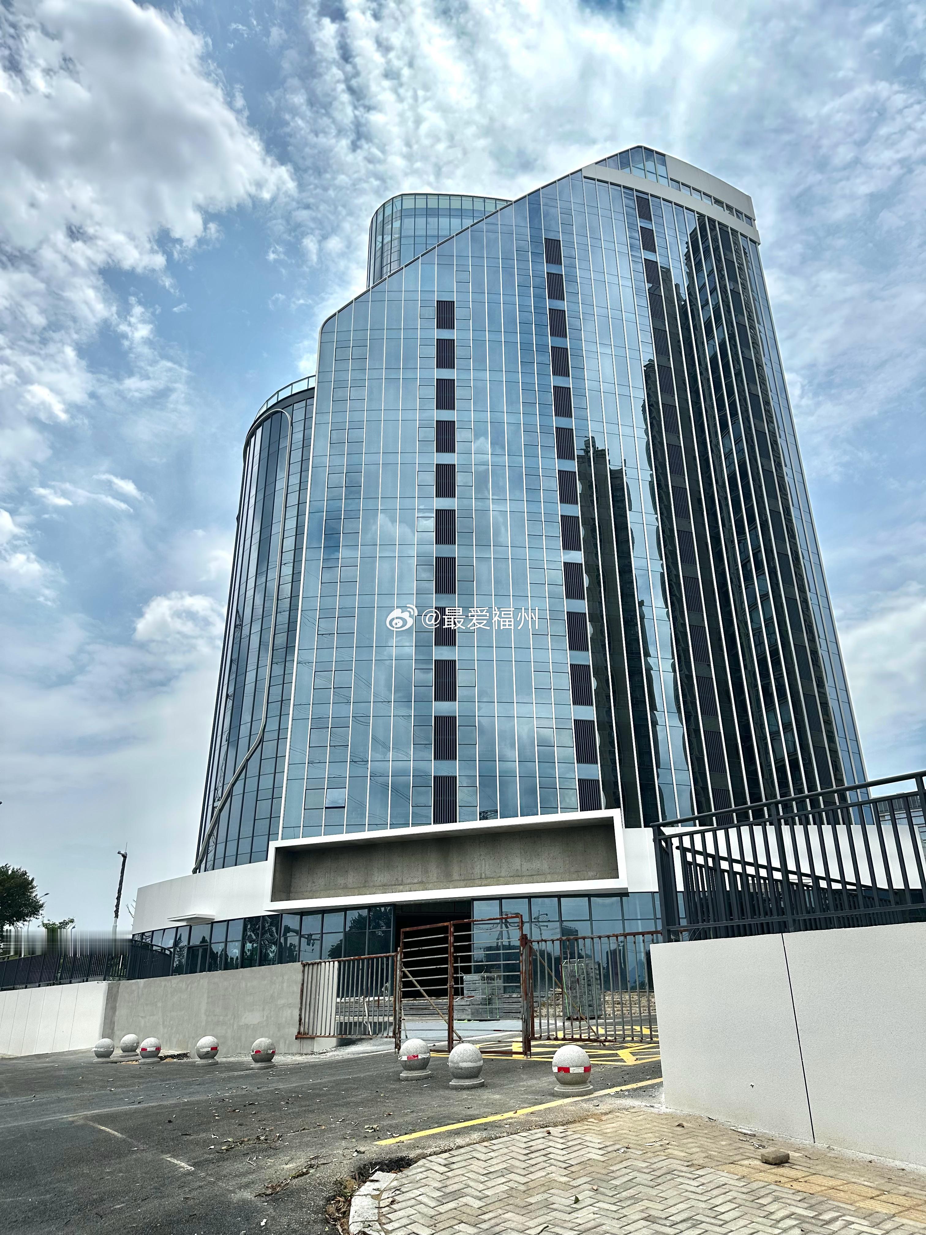 续建的福州高新区紫光五星酒店外立面完工了 