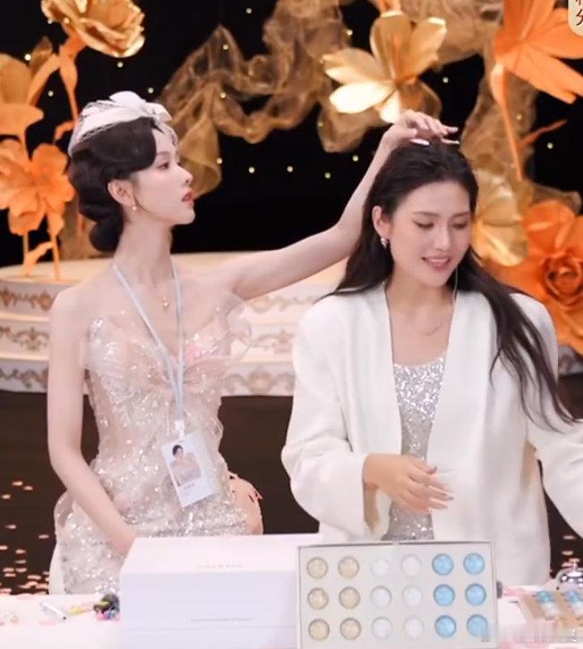 陈都灵美谈陈都灵帮主持人整理头上花瓣陈都灵美谈再+1，你要喜欢一个本身就很好的人