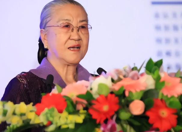 原国防部长耿飚的长女，一夜之间被查封了所有资产，她选择出走美国。在离开时她发誓：