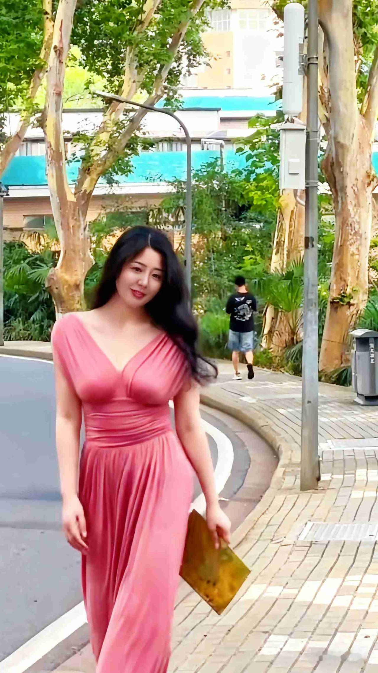 我的今日状态：😎自信酷炫
我这里的天气：☀️晴天

能被岁月眷顾的，
一定是那