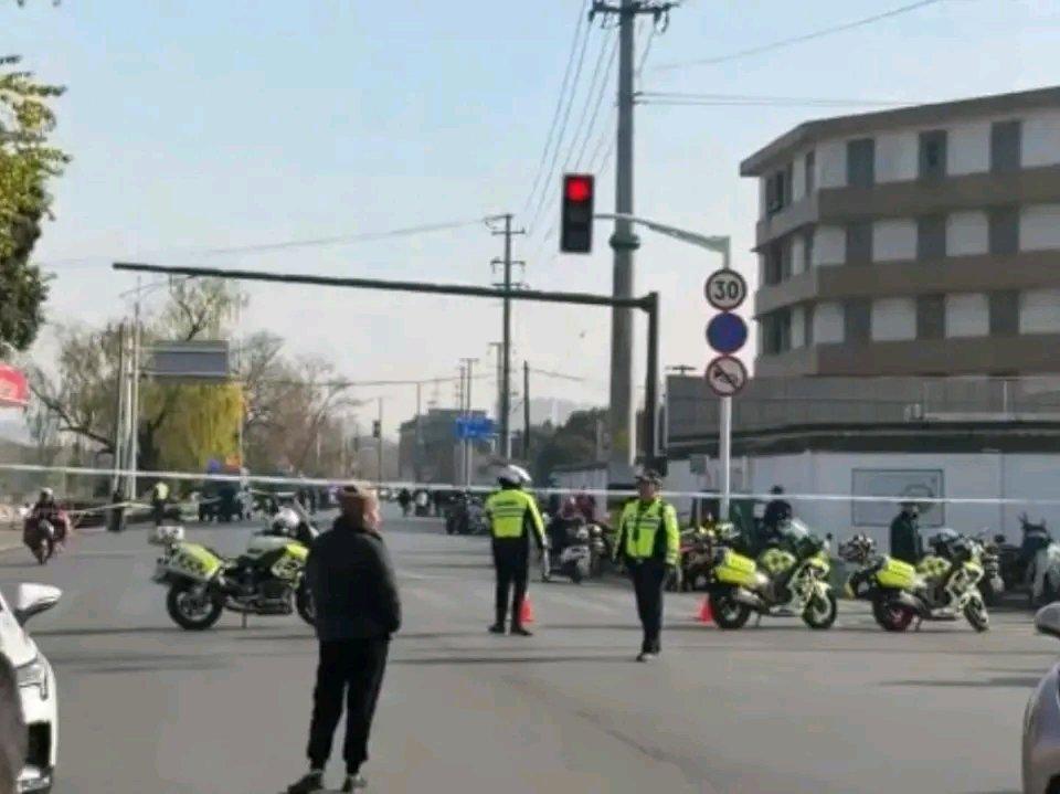 看到南通这起悲剧，心里真不是滋味。一辆轿车冲入河中，最后车辆虽被打捞上岸，可车上