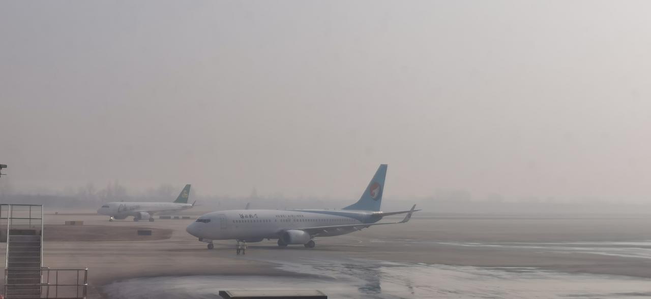 出差国外回来了，一下飞机，这对比是不是感觉特别明显？一个是蓝天白云，蓝的透明，白