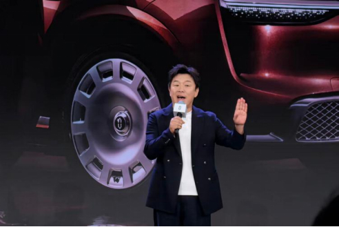 6月13日，重庆赛力斯超级工厂（龙兴），赛力斯汽车董事长张正萍与赛力斯汽车总裁何